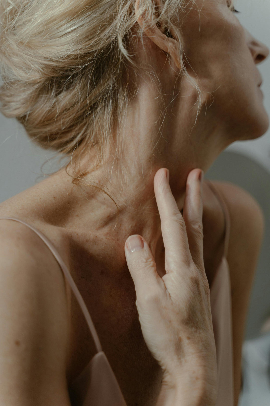 ¿Sientes que algo anda mal con tu tiroides? Descubre los signos y una solución natural